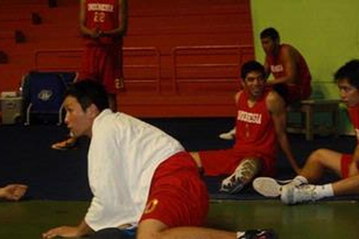 Para pemain timnas basket sedang latihan.
