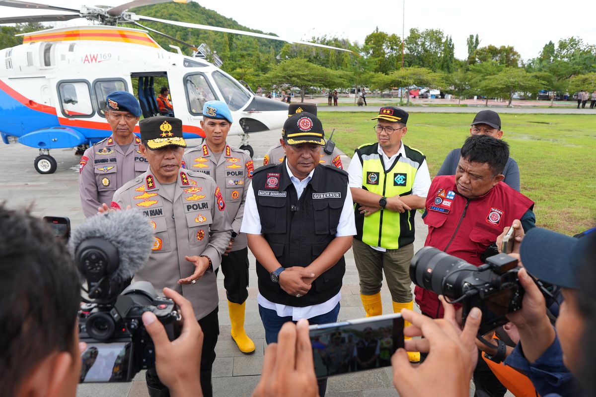 Penjabat Gubernur Sulawesi Selatan (Sulsel) Bahtiar Baharuddin saat meninjau posko bencana dan dapur umum yang didirikan di Lapangan Andi Djemma, Kabupaten Luwu, Sabtu (4/5/2024), pagi pukul 10.20 WITA. Pemprov SUlsel akan menyalurkan bantuan untuk daerah di Kabupaten Luwu yang terisolasi akibat banjir dan tanah longsor.