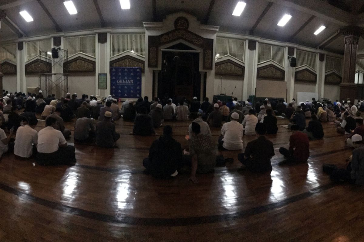 Suasana malam ke-22 itikaf 10 hari terakhir di Masjid Habiburahman, Jalan Pajajaran No 154, Kota Bandung. Masjid yang didirikan Presiden ketiga RI BJ Habibie ini menjadi acuan dan tonggak semaraknya itikaf 10 hari terakhir Ramadhan di Kota Bandung dalam beberapa tahun terakhir.