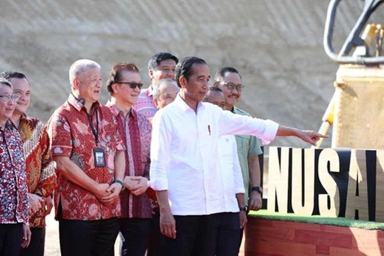 Presiden Joko Widodo didampingi Menteri Investasi dan Kepala Otorita IKN bersama 10 investor dalam negeri melihat perkembangan Ibu Kota Nusantara, Kalimantan Timur, Kamis (21/9/2023).