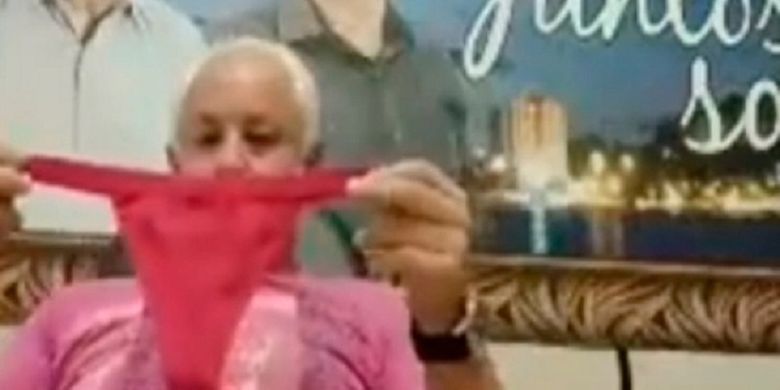 Ditinho do Asilo, anggota Dewan Kota Braganca Paulista, Brasil, ketika melihat celana dalam wanita berwarna merah. Aksinya terjadi ketika mengikuti rapat dewan yang digelar secara online.