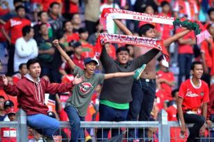 Para suporter memberikan dukungan kepada pemain Timnas Indonesia saat menghadapi Korea Selatan dalam laga kualifikasi Piala AFC U-23 di Stadion Gelora Bung Karno, Senayan, Jakarta, Selasa (31/3/2015). Indonesia menelan kekalahan 0-4 dari Korea Selatan.