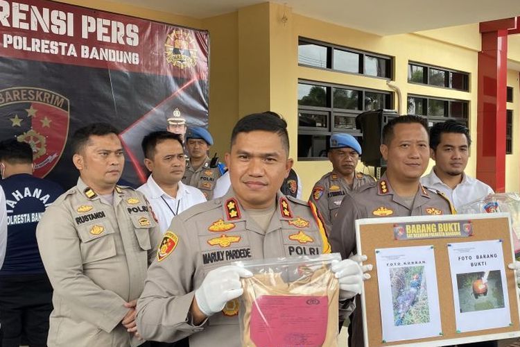 Kapolresta Bandung Kombes Pol. Kusworo Wibowo (tengah) saat rilis kasus pembunuhan terhadap seorang anak di bawah umur di Mapolresta Bandung, Kabupaten Bandung, Jawa Barat, Senin (22/1/2024). 
