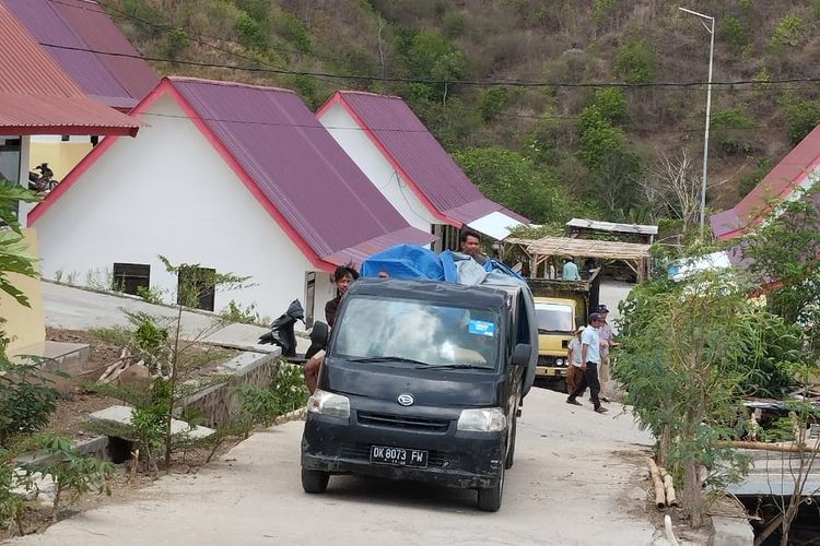 Sebanyak 16 Kepala Keluarga (KK) yang sebelumnya tinggal di dalam Kawasan Ekonomi Khusus (KEK) Mandalika telah menempati Hunian Tetap (Huntap) di Dusun Ngolang, Desa Kuta, Kab. Lombok Tengah, NTB.