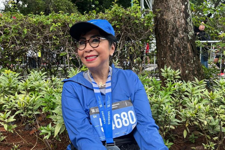 Almitra (75), peserta Jakarta Running Festival di Gelora Bung Karno (GBK), Jakarta Pusat, Sabtu (25/10/2025).