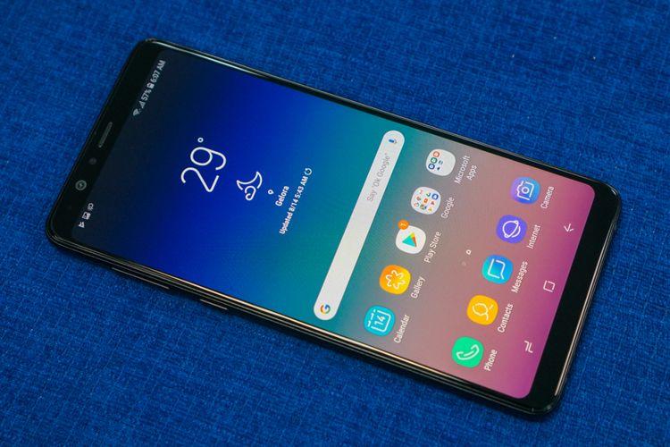 Tampak depan Galaxy A8 Star. Terlihat unit kamera depan 24 megapiksel bertengger di atas layar.