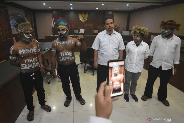 Terdakwa kasus dugaan makar Dano Anes Tabuni (kedua kiri) bersama terdakwa lainnya menyampaikan protes saat ditundanya sidang di Pengadilan Negeri Jakarta Pusat, Jakarta, Kamis (20/2/2020)