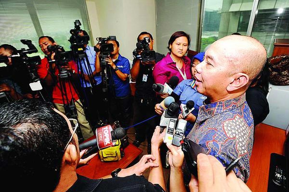 Ketua Badan Kehormatan  DPR M Prakosa (kanan) memberikan keterangan kepada wartawan seusai meminta klarifikasi kepada M Nasir di Gedung DPR, Senayan, Jakarta, Selasa (14/2). Klarifikasi tersebut  terkait dengan kunjungan Nasir ke Rumah Tahanan  Cipinang untuk menjenguk saudaranya,   Muhammad  Nazaruddin, terdakwa kasus dugaan korupsi proyek wisma atlet SEA Games, yang dia lakukan di luar jam besuk.