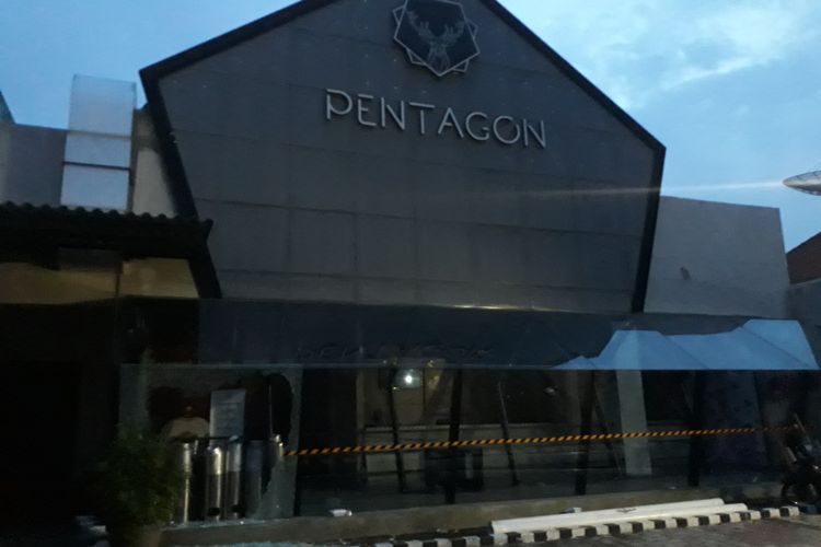 Klub malam Pentagon yang terletak di Jalan Tegalsari, Surabaya, Jawa Timur, yang dirusak massa pada Selasa (11/2/2020) mengakibatkan pagar jebol dan kaca pecah.