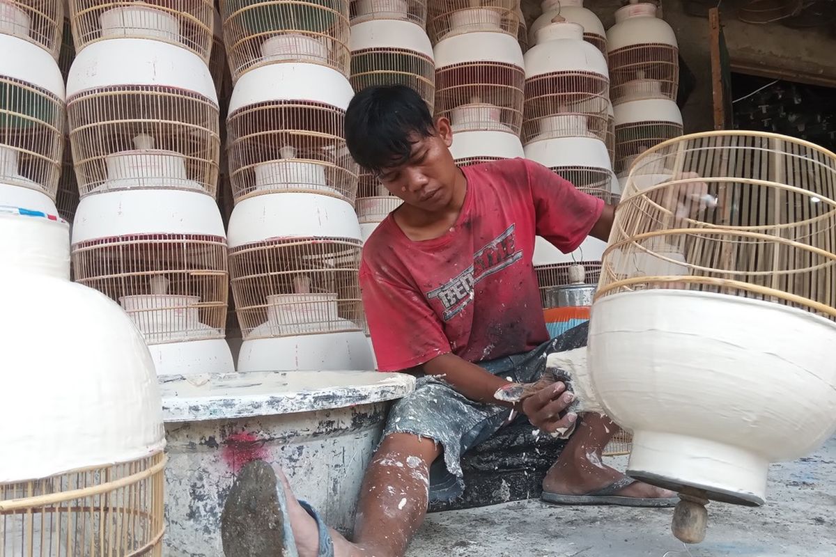 Sentra perajin sangkar burung di Kabupatem Cianjur terimbas kenaikan harga BBM karena biaya produksi melonjak drastis.