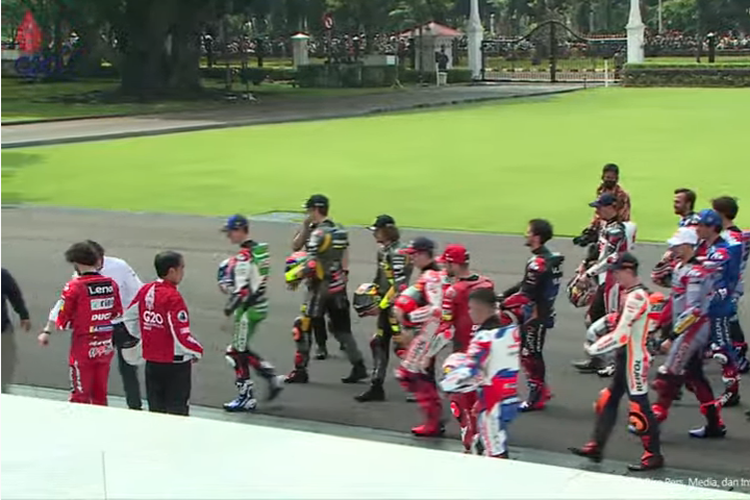 Pebalap Motogp sedang persiapan untuk berfoto bersama Presiden Jokowi sebelum mengikuti Parade MotoGP, Rabu (16/3/2021).