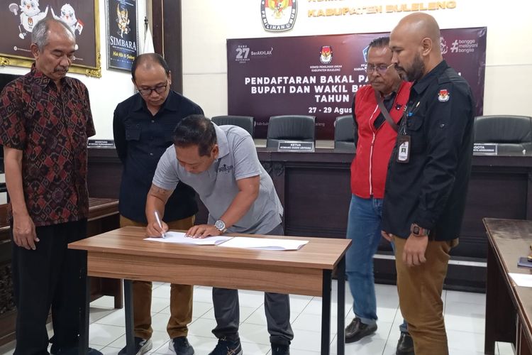 KPU Kabupaten Buleleng menyerahkan dokumen hasil pemeriksaan kesehatan ke salah satu paslon pendaftar Pilkada Buleleng 2024, Rabu (4/9/2024) malam.