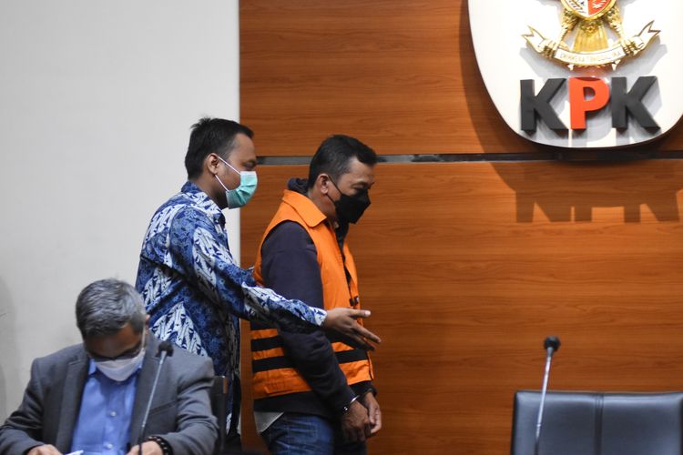 Tersangka dari pihak swasta Paut Syakarin (kanan) dihadirkan dalam konferensi pers penetapan dan penahanan tersangka dirinya yang disampaikan oleh Direktur Penyidikan KPK Setyo Budiyanto(kiri) usai menjalani pemeriksaan di Gedung Merah Putih KPK, Jakarta, Minggu (8/8/2021). KPK menetapkan Paut Syakarin sebagai tersangka baru dalam pengembangan penyidikan perkara suap terhadap anggota DPRD Jambi terkait pengesahan RAPBD Provinsi Jambi Tahun Anggaran 2017-2018. ANTARA FOTO/Indrianto Eko Suwarso/hp.