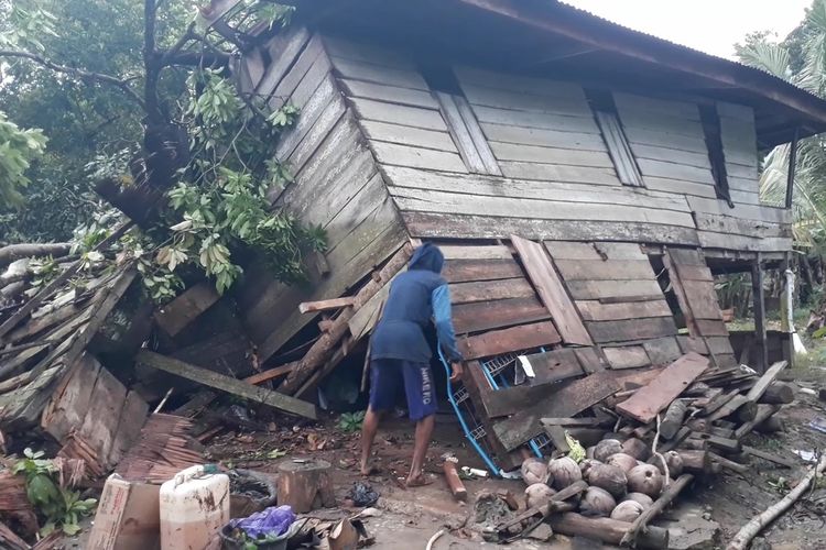 Sebanyak 66 unit rumah di Desa Salupao, Kecamatan Lamasi Timur, Kabupaten Luwu, Sulawesi Selatan, Senin (15/02/2021) diterjang angin puting beliung.Puting beliung terjadi pada siang hari sekitar pukul 13.00 Wita yang disertai hujan deras.