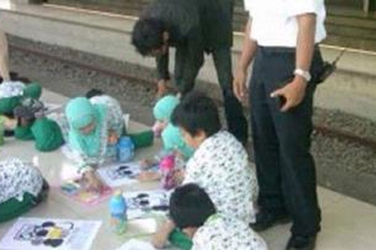 Sejumalh anak TK saat mengikuti lomba menggambar.