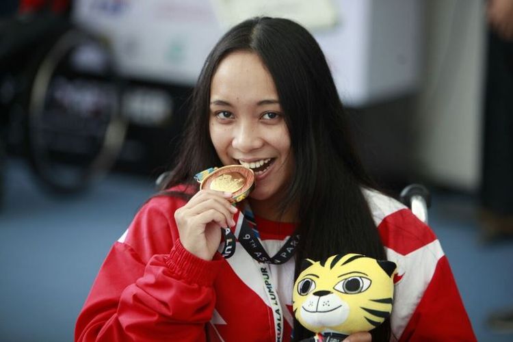Laura Aurelia Dinda, tampil di nomor 100 meter gaya bebas di kelas S6, menjadi atlet pertama bagi Indonesia yang menyumbang medali emas di ajang ASEAN Para Games, Senin (18/09/2017). Pada gelaran itu dia juga berhasil mencetak 2 rekor baru renang. 