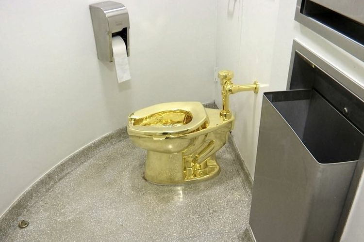 Toilet karya seniman Italia, Maurizio Cattelan, berjudul America terbuat dari emas 18 karat.  (AP Photo)
