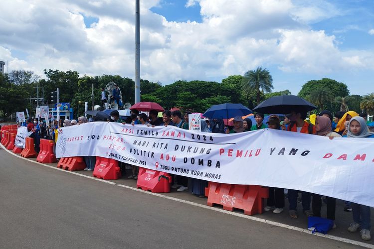 Demo mahasiswa di Silang Monas Barat Daya, Gambir, Jakarta Pusat, Jumat (2/2/2024).