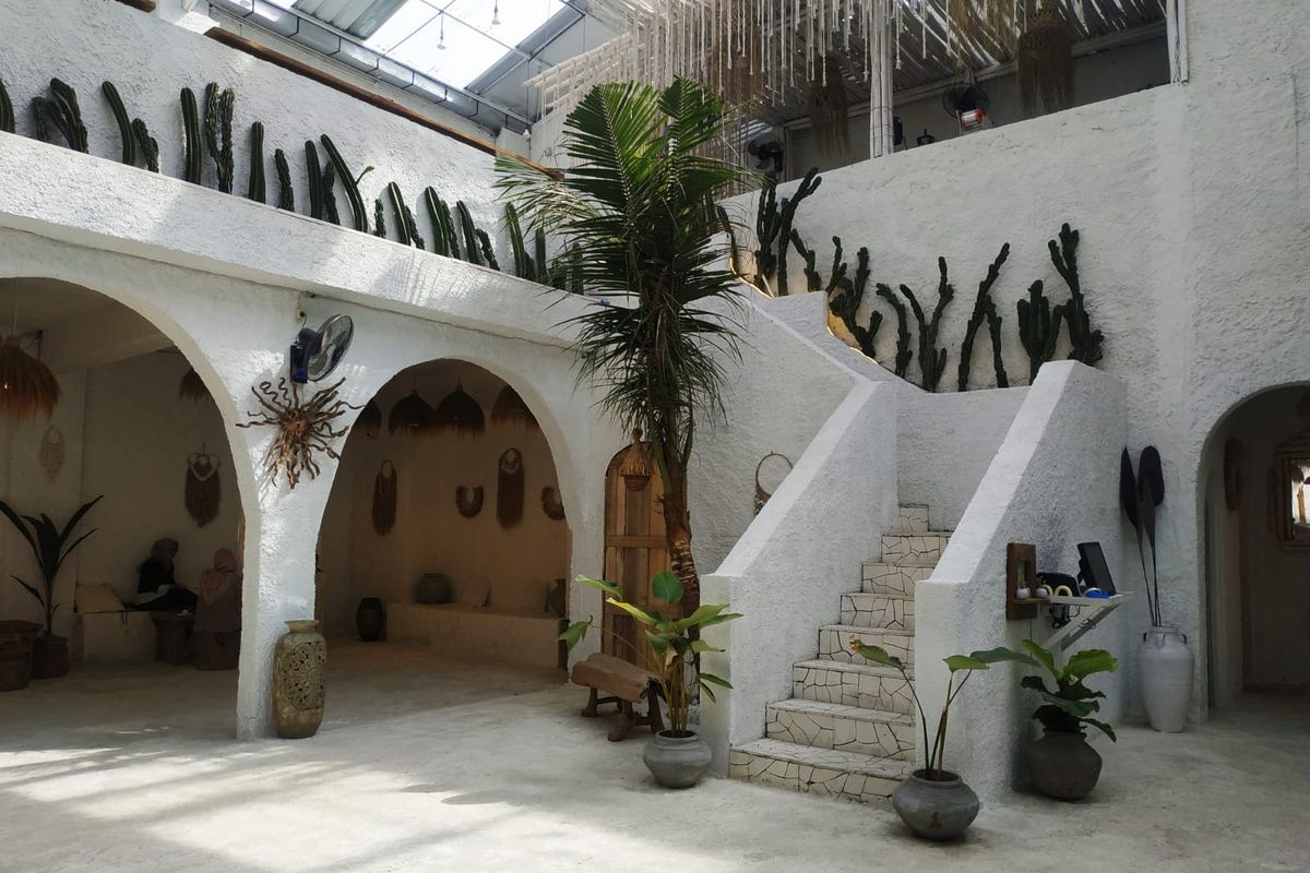 Interior Hey Beach Muara Karang bertema pantai