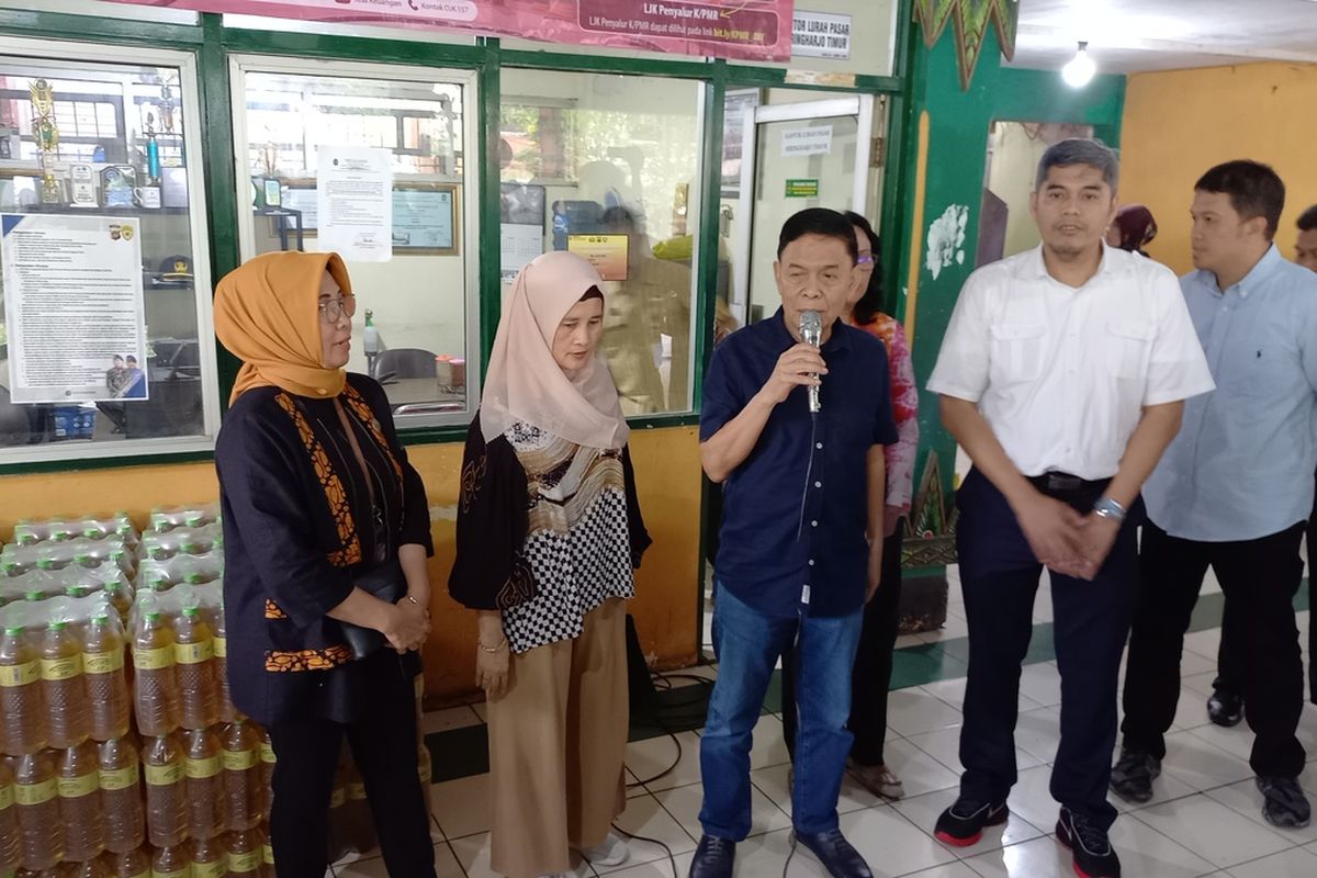 Syailendra (memegang mic) saat mendistribusikan Minyakita di Pasar Beringharjo, Kamis (16/2/2023)