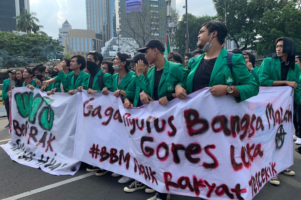 Mahasiswa serta ojek online menggelar aksi unjuk rasa menolak kenaikan harga BBM di kawasan Patung Kuda, Jakarta Pusat, Jumat (9/9/2022).