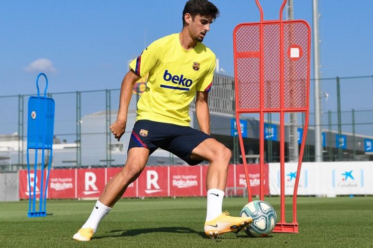 Penyerang muda Barcelona, Francisco Trincao, saat menjalani latihan bersama tim jelang musim Liga Spanyol 2020-2021.