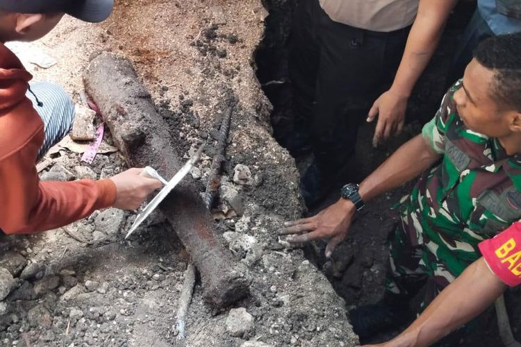 Benda asing yang diduga meriam ditemukan di belakang rumah warga di Sumenep, Jawa Timur, Minggu (15/5/2022). 