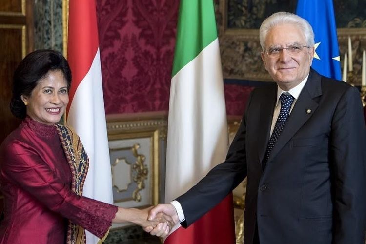 Duta Besar RI untuk Italia, Esti Andayani, menyerahkan Surat Kepercayan dari Presiden Joko Widodo kepada Presiden Italia Sergio Mattarella, 18 Mei 2017 pukul 17.45 waktu setempat.