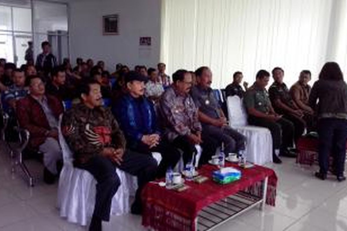 Calon penumpang dan undangan hadir dalam acara pembukaan penerbangan perdana Wings Air rute Batam-Silangit, Jumat (6/9/2013).