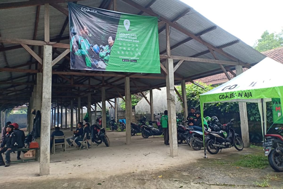 Selter ojek online di Stasiun Depok, Jalan Kartini, Depok, Senin (18/3/2019).