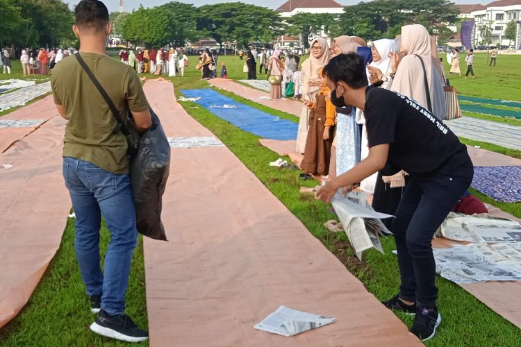 Pemuda Katolik  bersama umat muslim sedang membersihkan sampah di Alun-alun Purworejo usai shalat Ied pada Senin (2/5/2022) yang lalu 