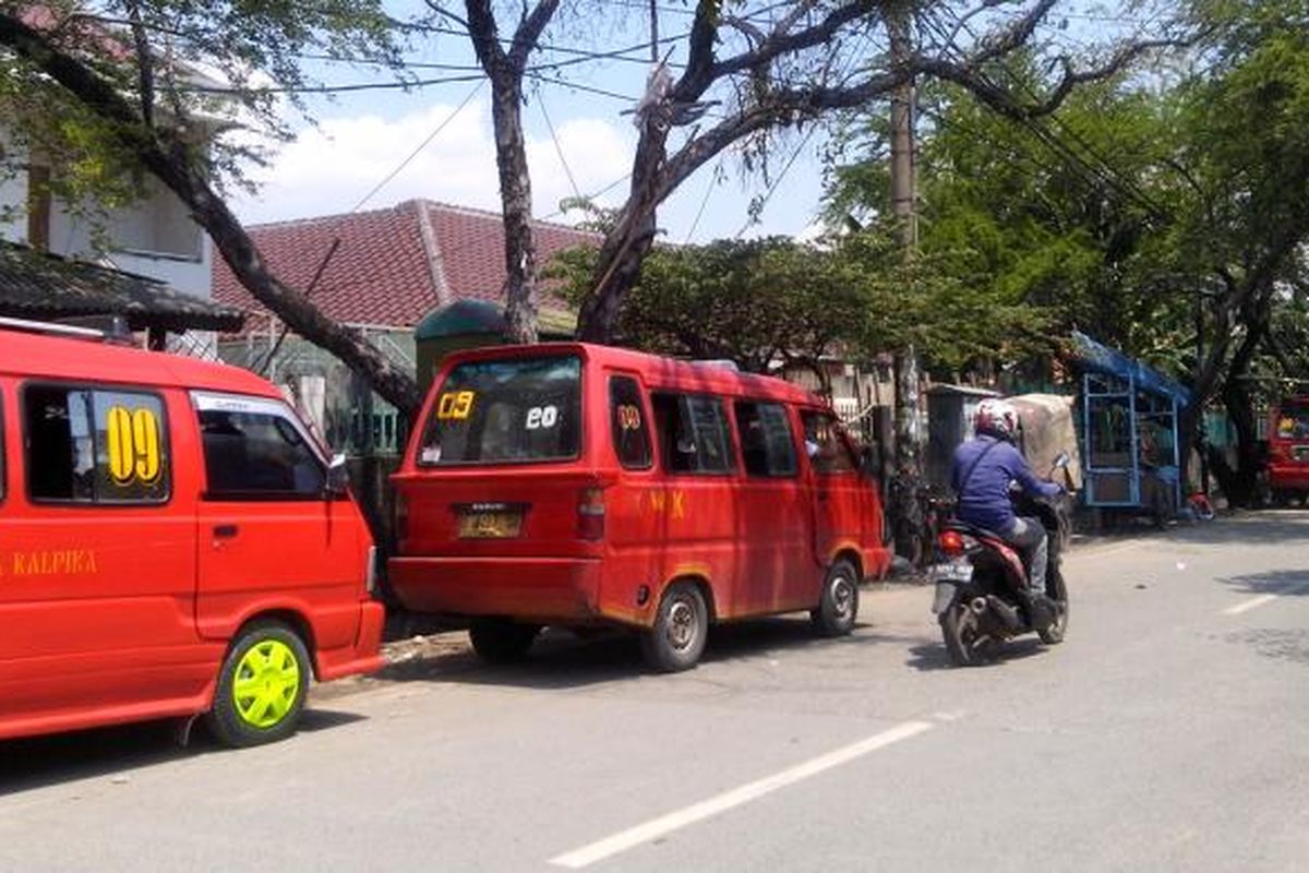 Angkutan kota KWK 09 terlihat mengetem di Jalan Kramat Jaya.