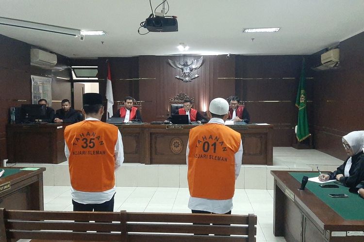 Terdakwa pembunuhan dan mutilasi mahasiswa UMY, Waliyin (29) serta Ridduan (38) berdiri saat mendengarkan putusan majelis hakim di Pengadilan Negeri (PN) Sleman Kamis (29/02/2024). Kedua terdakwa oleh majelis hakim di vonis hukuman mati.
