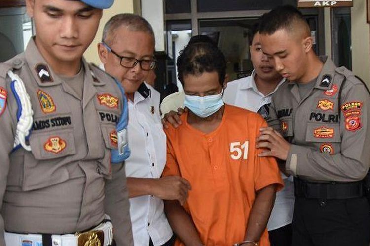 Polisi menggiring Tarsum tersangka kasus pembunuhan mutilasi saat menjalani pemeriksaan kejiwaan di Makopolres Ciamis, Jawa Barat, Senin (6/5/2024).