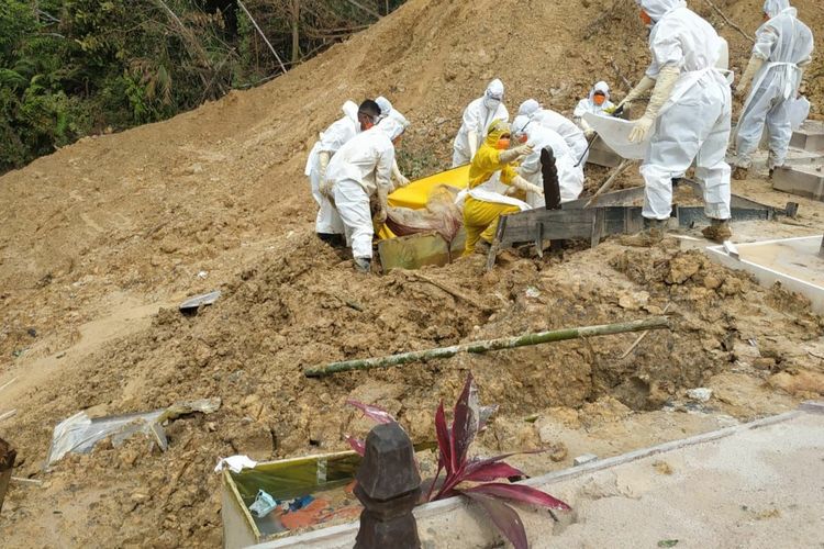 Evakuasi makam jenazah covid19 di Pemakaman khusus covid kota Tarakan Kaltara. Dari sekitar 180 makam, sebanyak 38 makam terdampak longsor yang terjadi akibat curah hujan tinggi