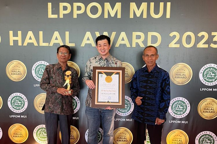 PT Bintang Kupu Kupu raih penghargaan dari LPPOM MUI Halal Award 2023.