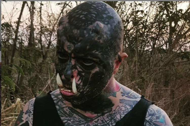 Pria (41 tahun) yang memodifikasi tubuhnya dengan 2 gading di mulut agar terlihat seperti orc. 