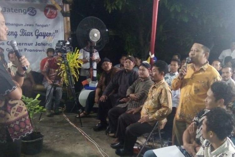 Gubernur Jateng,  Ganjar Pranowo,  berdialog dengan warga saat acara ngopi bareng di Desa Wonokerto,  Kecamatan Karangtengah,  Kabupaten Demak,  Jateng,  Selasa (14/3/2017) malam