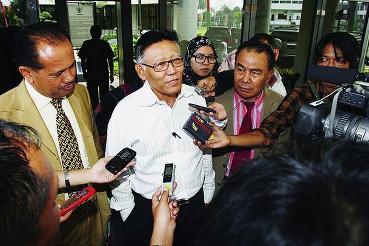 Mantan Direktur Jenderal Administrasi Hukum Umum Departemen Kehakiman dan Hak Asasi Manusia Romli Atmasasmita, yang sudah divonis dalam perkara korupsi Sistem Administrasi Badan Hukum, diperiksa sebagai saksi di Kejaksaan Agung, Jakarta, Rabu (7/7).