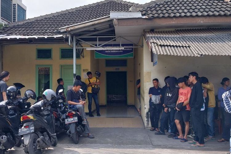 Puluhan mahasiswa Universitas Negeri Siliwangi (Unsil) Tasikmalaya, Jawa Barat, saat menunggu jenazah temannya yang meninggal di Gunung Cakrabuana berkumpul di depan Kamar Mayat RSUD Soekardjo, Kota Tasikmalaya, Minggu (9/6/2024) siang.