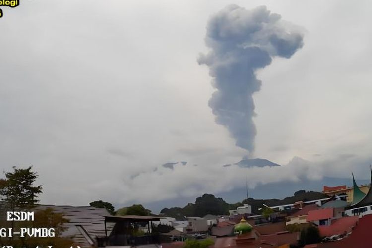 Ilustrasi: Kolom abu vulkanik tampak membumbung akibat aktivitas erupsi yang terjadi pada Gunung Marapi di Sumatera Barat, Rabu (3/4/2024). 