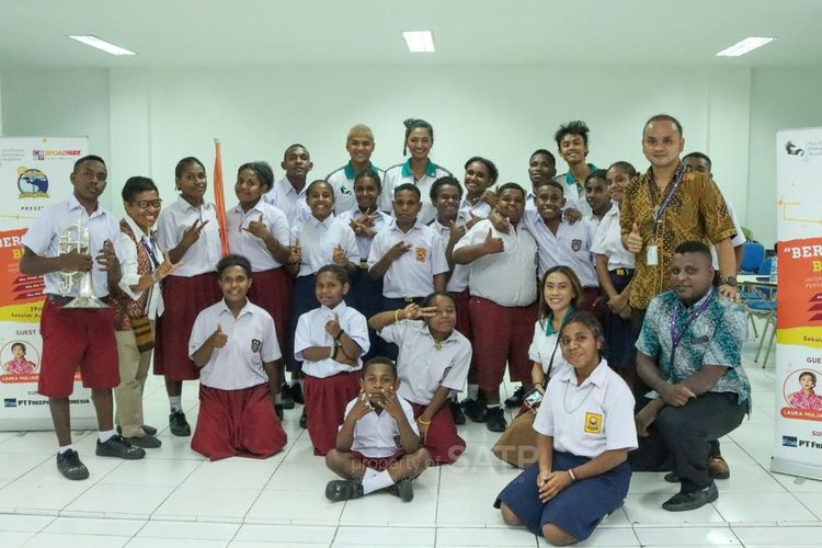 Kepala Sekolah Asrama Taruna Papua (SATP), Yohana Tnunay (kedua kiri) bersama Tim Camp  Broadway Indonesia yang memberikan workshop  interaktif Personal Development bagi para siswa kelas 4 sampai kelas 8 SATP.