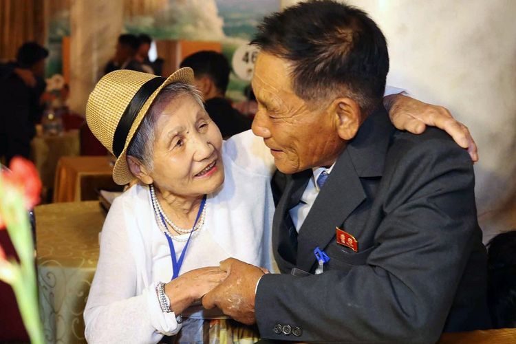 Lee Keum-seom (kiri) yang berusia 92 tahun tak bisa menyembunyikan rasa harunya karena bertemu kembali dengan sang putra, Ri Sang Chol, kini berumur 71 tahun, yang terpisah 68 tahun akibat Perang Korea 1950-1953 di resor wisata Gunung Kumgang, Senin (20/8/2018). Total, terdapat 89 keluarga asal Korsel yang ambil bagian dalam reuni tersebut.