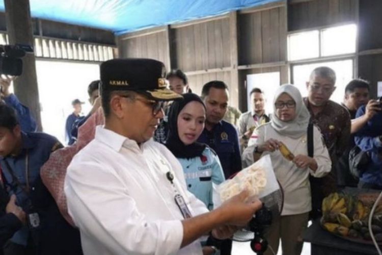 Penjabat Gubernur Kaltim Akmal Malik yang melepas ekspor memberikan apresiasi kepada para pelaku UMKM Desa Selangkau, Kaliorang, Kutai Timur, Kalimantan Timur yang berhasil ekspor ke Singapura.