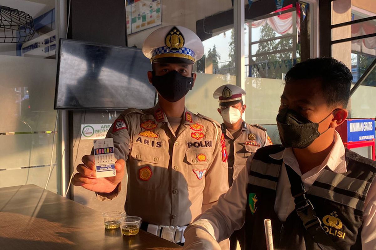 Kasatlantas Polres Lamongan AKP Aristianto Budi Sutrisno (kiri), usai mengikuti tes urine yang dilaksanakan Polres Lamongan, Senin (22/8/2022). *** Local Caption *** Kasatlantas Polres Lamongan AKP Aristianto Budi Sutrisno (kiri), usai mengikuti tes urine yang dilaksanakan Polres Lamongan, Senin (22/8/2022).