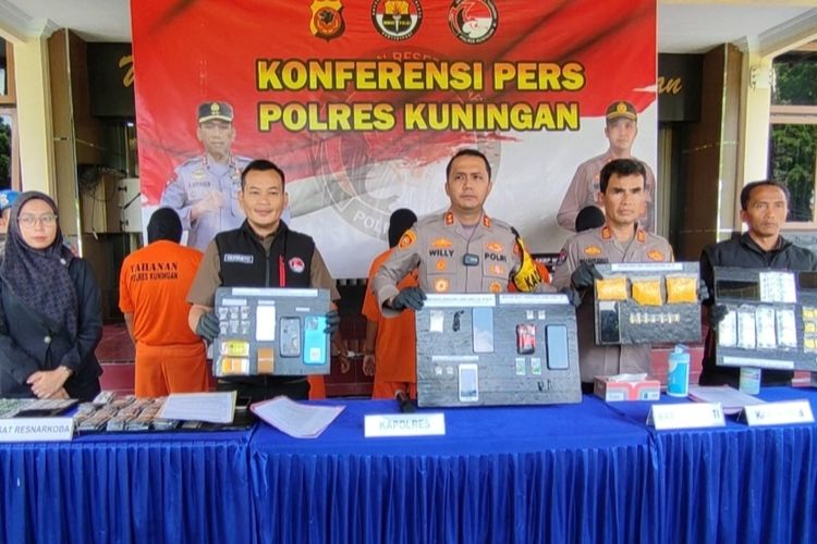 Kapolres Kuningan AKBP Willy Andrian bersama jajaran satnarkoba melakukan rilis gelar perkara ungkap 8 kasus 9 tersangka penyalahgunaan narkotika sepanjang Februari 2024, di Mapolres Kuningan, Selasa (27/2/2024) siang.