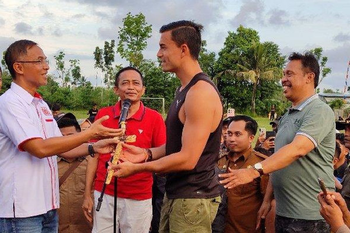 Kiper Timnas Indonesia Emil Audero Mulyadi hadir dalam acara Meet and Greet yang digelar oleh KONI Lombok Tengah di Lapangan Kontrak, Praya Tengah, Lombok Tengah, Selasa (24/6/2025).