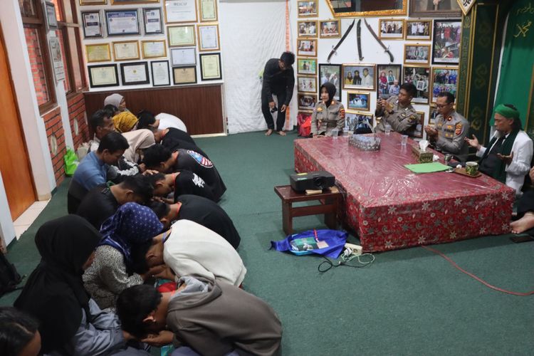 Para pelajar yang terlibat tawuran di Kota Sukabumi pada Senin (15/9) lalu, bertunduk lepas, sambil berpamitan kepada orangtuanya.