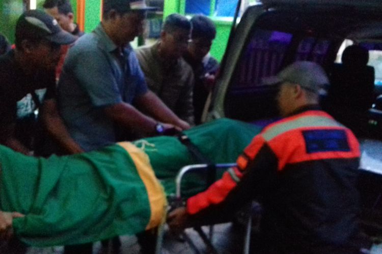 Suporter Aremania, Dimas Duha Romli (17), korban kericuhan suporter Aremania yang meninggal saat dibawa pulang dari Kamar Mayat Rumah Sakit Saiful Anwar Kota Malang, Rabu (18/4/2018).