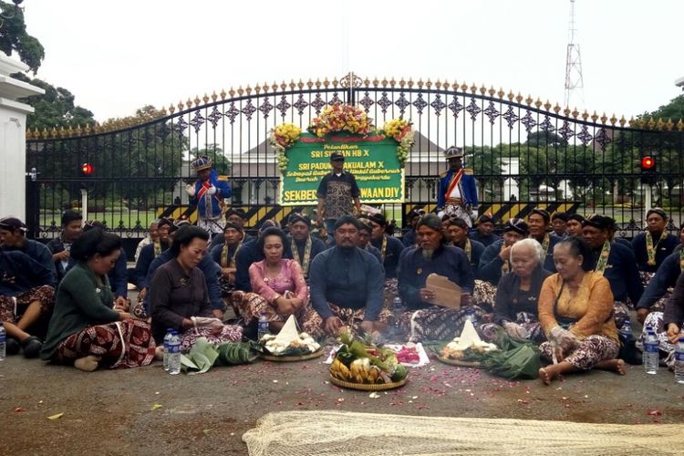Warga Yogyakarta beserta Abdi Dalem Keraton dan Pura Pakualaman saat mengikuti acara syukuran atas pelantikan  n Sri Sultan HB X dan Sri Paduka Pakualam X sebagai Gubernur DIY dan wakil gubernur di depan Istana Kepresidenan Gedung Agung